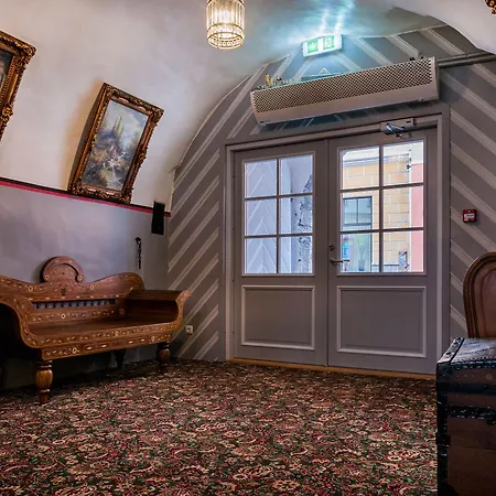 Three Crowns Residents Hotel 3*