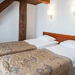 Three Crowns Residents Hotell
