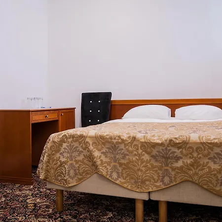 Three Crowns Residents Hotel 3*