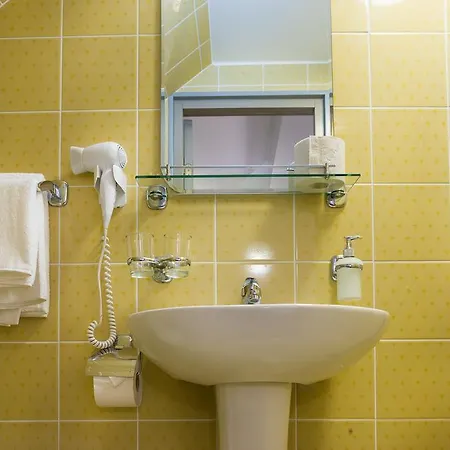 Three Crowns Residents Hotel 3*