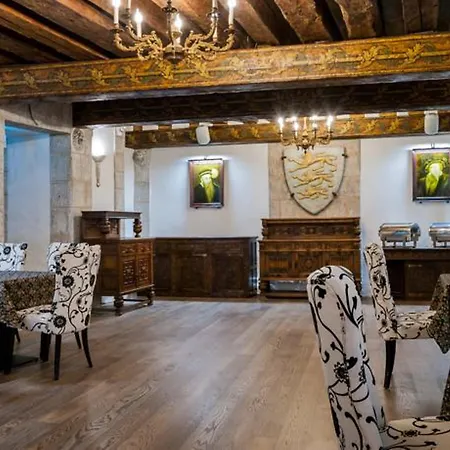Three Crowns Residents فندق
