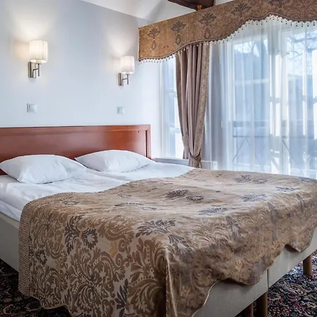 Three Crowns Residents Szálloda