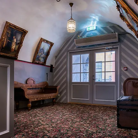 쓰리 크라운 레지던츠 호텔 3*