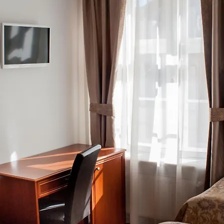 호텔 쓰리 크라운 레지던츠