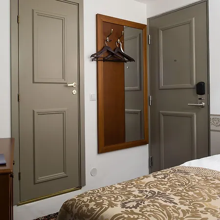 Three Crowns Residents تالين