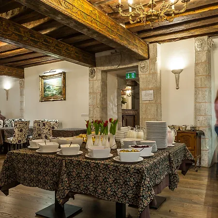 Three Crowns Residents 3*