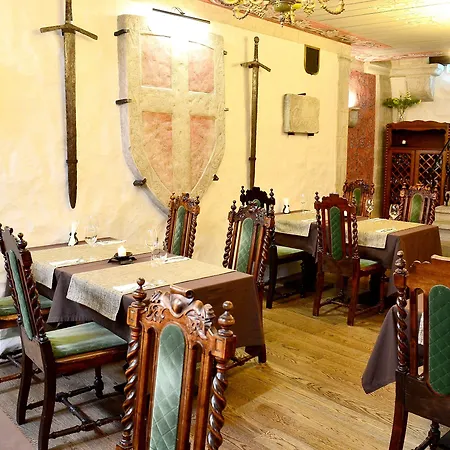 쓰리 크라운 레지던츠 호텔 3*