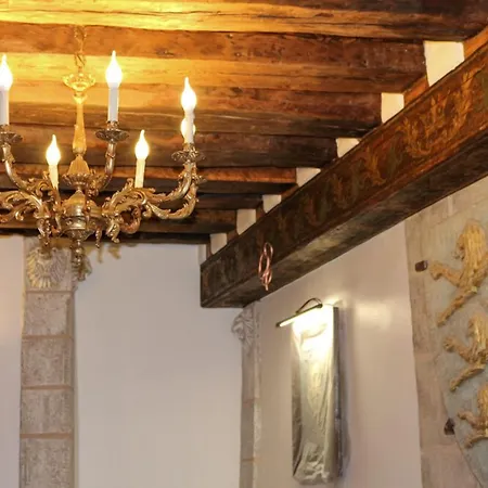 Three Crowns Residents تالين