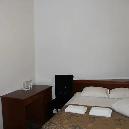 쓰리 크라운 레지던츠 호텔 3*