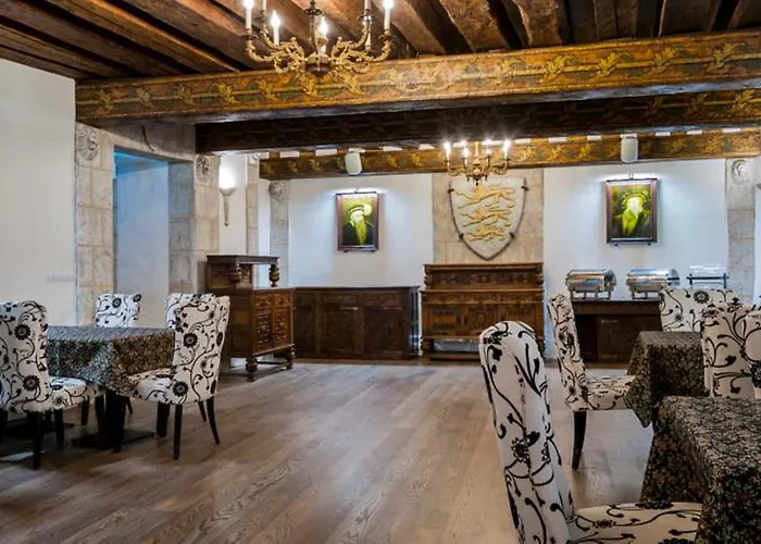 Three Crowns Residents Hotel