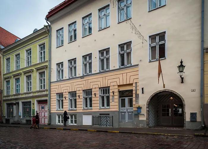 Three Crowns Residents Szálloda