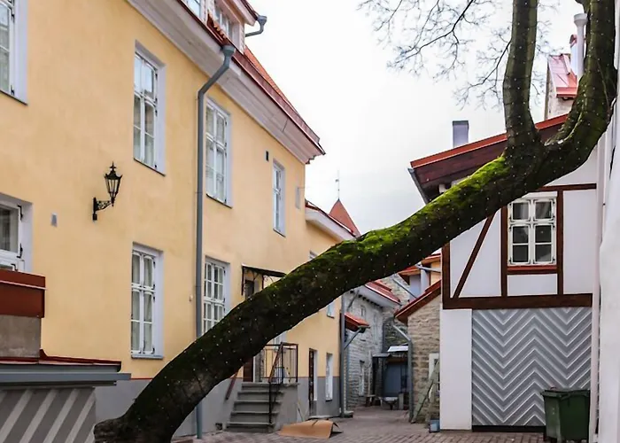 Three Crowns Residents Hotel 3*