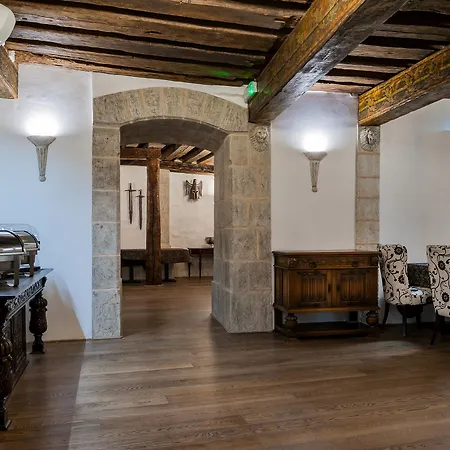 Three Crowns Residents Hotel 3*